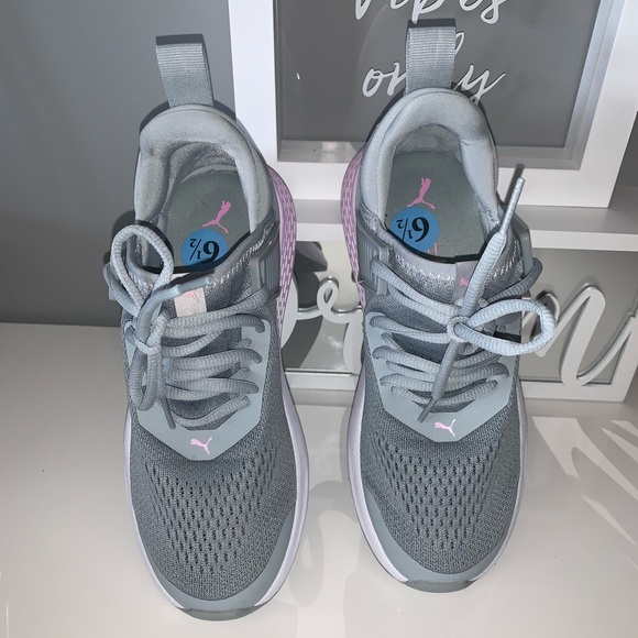 Like New! Insurge ENG Puma sneakers - Picture 4 of 8